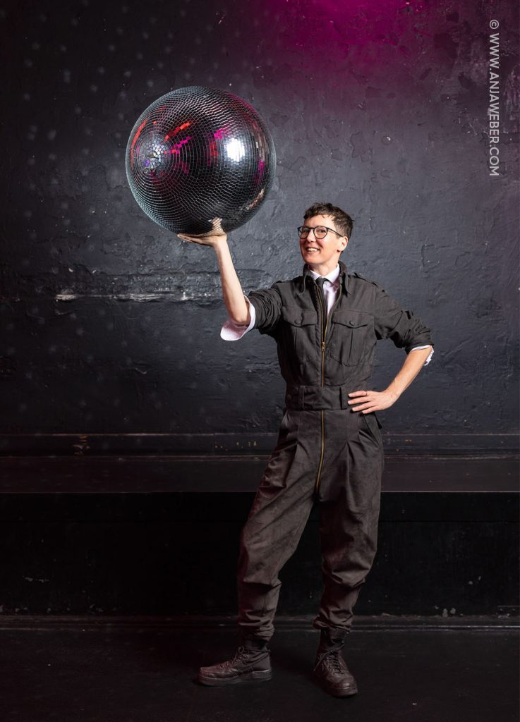 LCavaliero ist ein Kulturmanager mit einer Eventagentur, die sich auf Diversität in Kultur und Events spezialisiert.