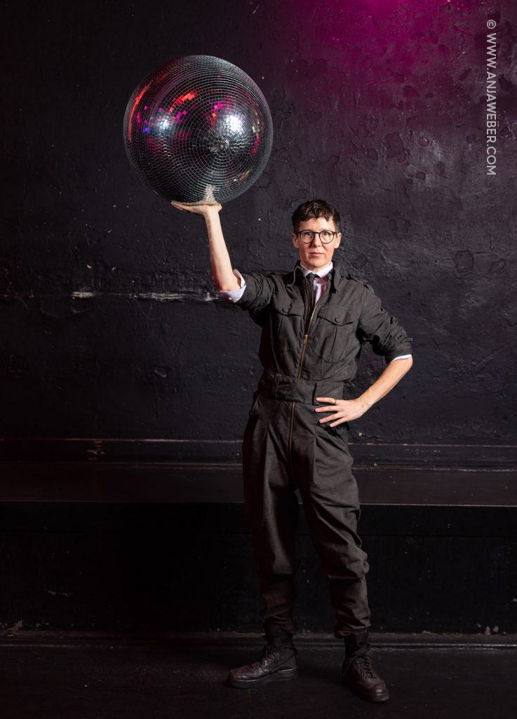 LCavaliero ist ein Kulturmanager mit einer Eventagentur, die sich auf Diversität in Kultur und Events spezialisiert.